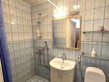 Yläkerran kylpyhuone/wc.