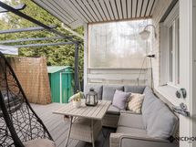 Takapihalla on pieni ulkovaja tuomaan lisää säilytystilaa.