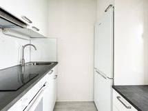 Siisti keittokomero jääkaappi-pakastimella.